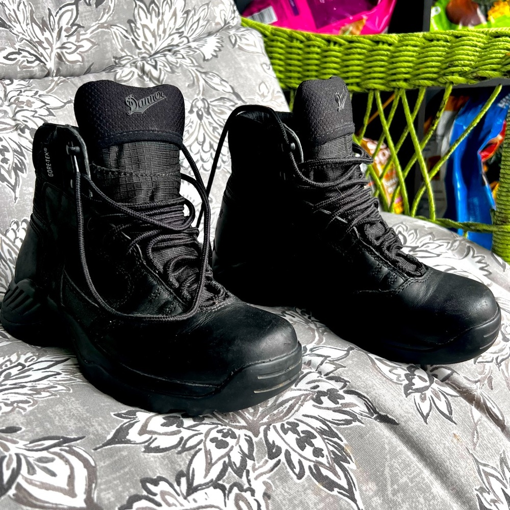 *Like New Danner Kinetic 8” Black Hiking Boots. Size 6, they run a tad small.